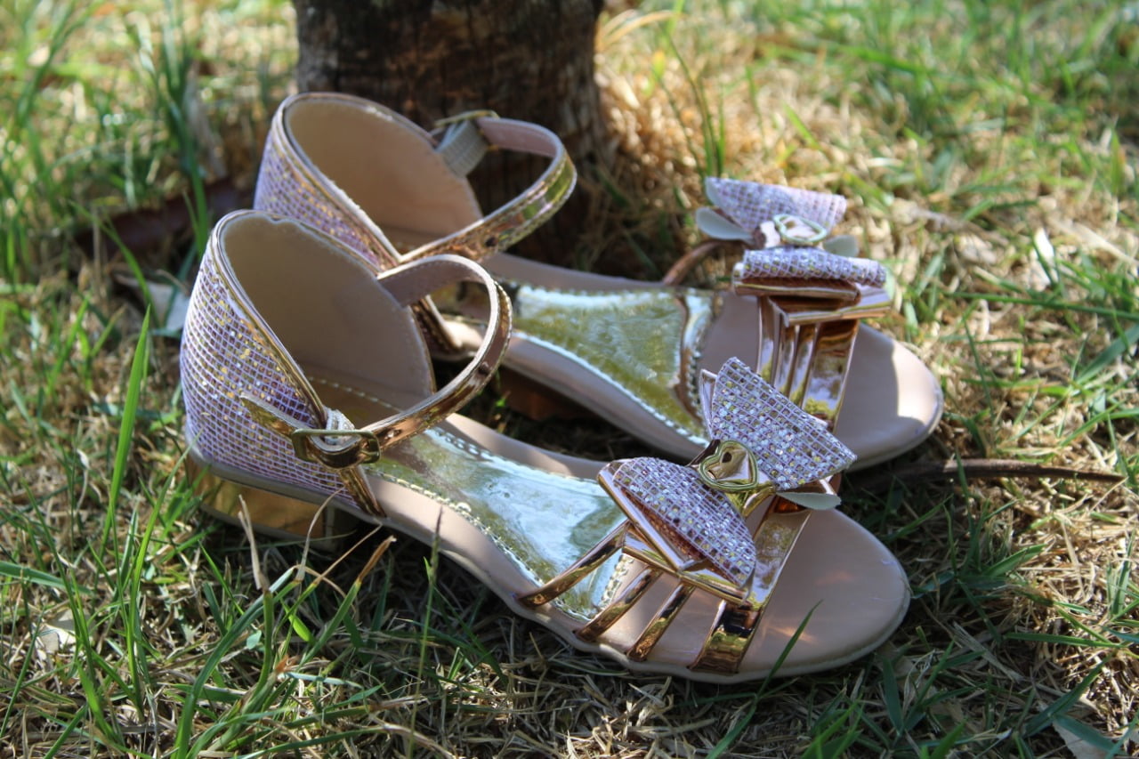 sandalia infantil feminina de saltinho