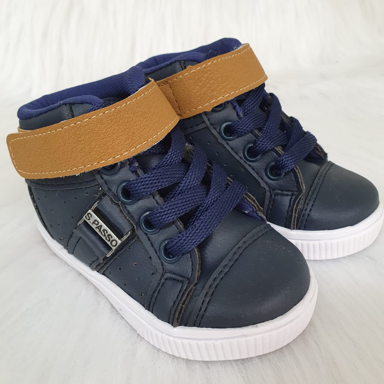 tenis de couro sintetico